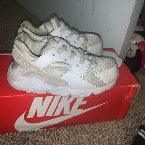 White Nike Huarache 9c